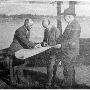 De g à d : Le colonnel GLANTZ, Dimitri PHILIPPOFF  et le chef des services topographiques avec le chapeau- Archive Collierbar