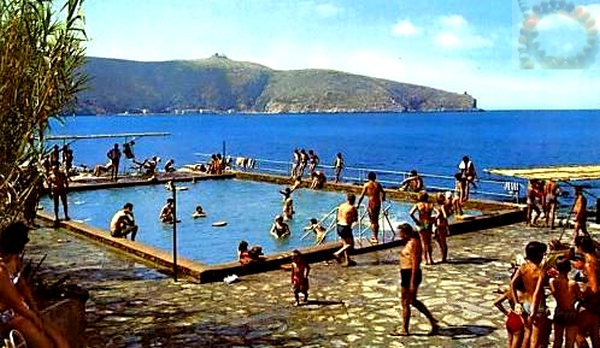 La piscine du village - Carte postale ancienne - archive Collierbar
